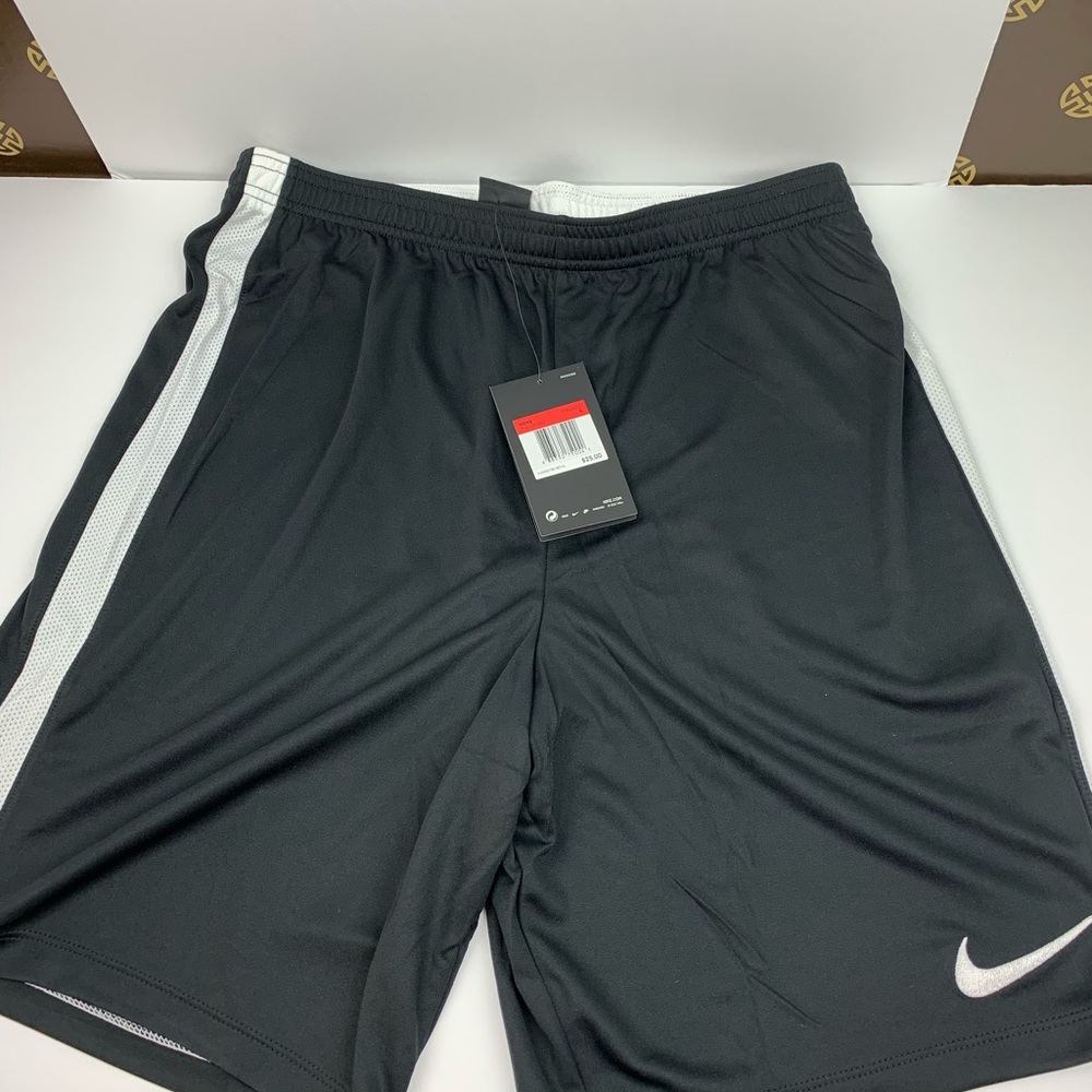 Men’s size large Nike shorts NWT